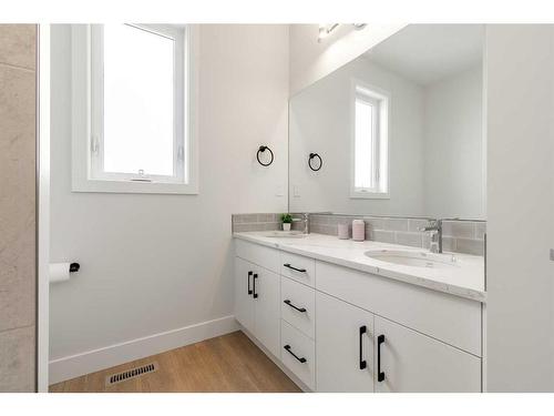 836 Devonia Circle West, Lethbridge, AB - Indoor Photo Showing Bathroom