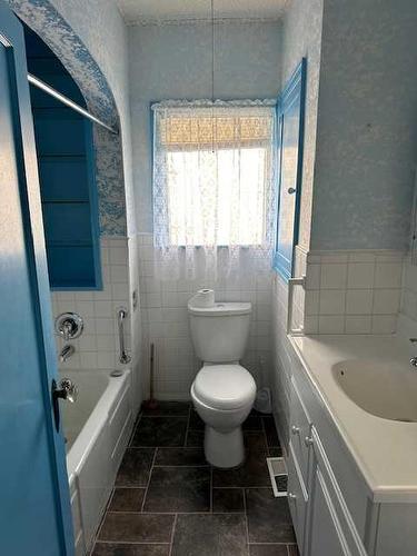343 3 Avenue West, Cardston, AB - Indoor Photo Showing Bathroom