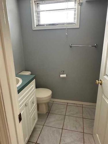 270 5 Avenue West, Cardston, AB - Indoor Photo Showing Bathroom