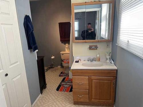 270 5 Avenue West, Cardston, AB - Indoor Photo Showing Bathroom