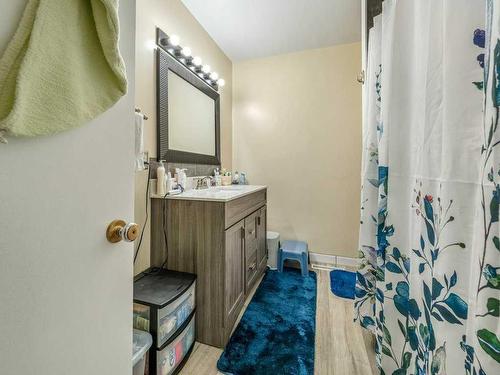 505/509 23 St South, Lethbridge, AB - Indoor Photo Showing Bathroom