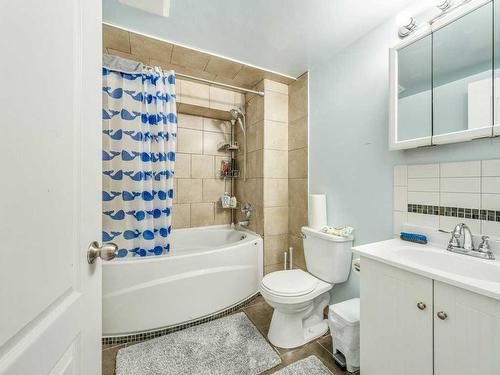 505/509 23 St South, Lethbridge, AB - Indoor Photo Showing Bathroom