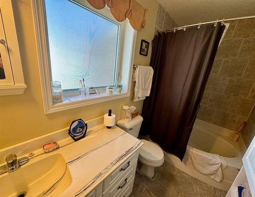 351 23 Street, Fort Macleod, AB - Indoor Photo Showing Bathroom