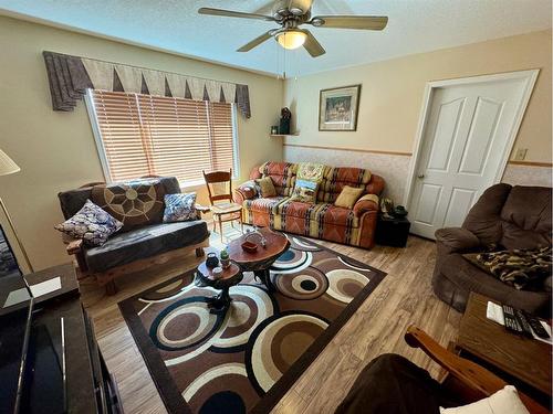 351 23 Street, Fort Macleod, AB - Indoor Photo Showing Living Room