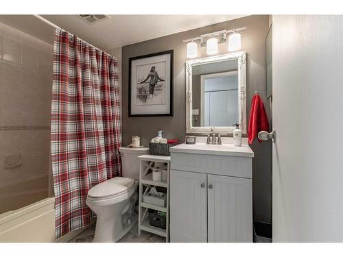 102-855 Columbia Boulevard West, Lethbridge, AB - Indoor Photo Showing Bathroom