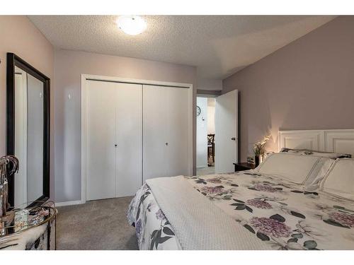 102-855 Columbia Boulevard West, Lethbridge, AB - Indoor Photo Showing Bedroom