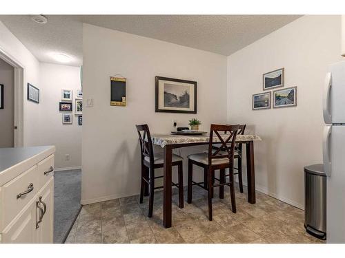 102-855 Columbia Boulevard West, Lethbridge, AB - Indoor Photo Showing Dining Room