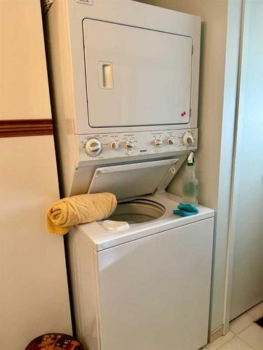 521 52 Avenue, Coalhurst, AB - Indoor Photo Showing Laundry Room