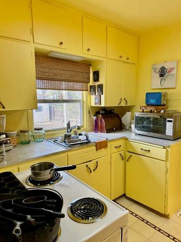 521 52 Avenue, Coalhurst, AB - Indoor Photo Showing Kitchen