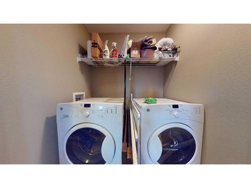 2-3918 Sundance Road South, Coalhurst, AB - Indoor Photo Showing Laundry Room