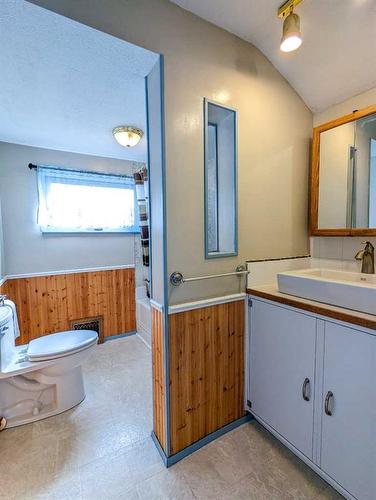 7046 17 Avenue, Coleman, AB - Indoor Photo Showing Bathroom