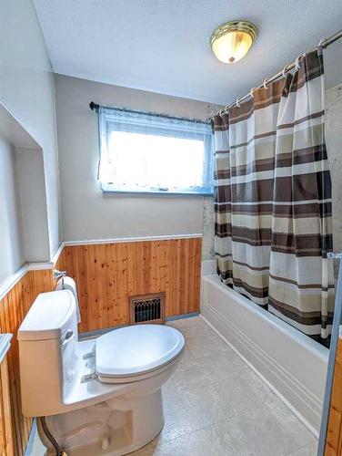 7046 17 Avenue, Coleman, AB - Indoor Photo Showing Bathroom