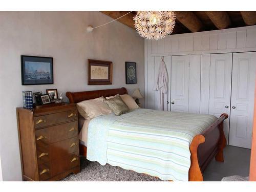 204049 Hwy 522, Rural Lethbridge County, AB - Indoor Photo Showing Bedroom