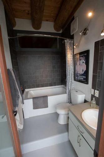 204049 Hwy 522, Rural Lethbridge County, AB - Indoor Photo Showing Bathroom