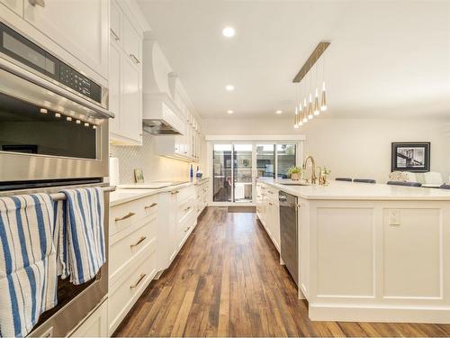 3101 Parkside Drive South, Lethbridge, AB - Indoor Photo Showing Kitchen With Upgraded Kitchen