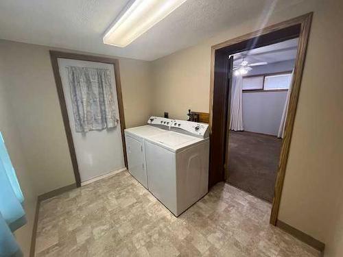 207 3Rd Street, Cardston, AB - Indoor Photo Showing Laundry Room