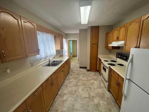 207 3Rd Street, Cardston, AB - Indoor Photo Showing Kitchen With Double Sink