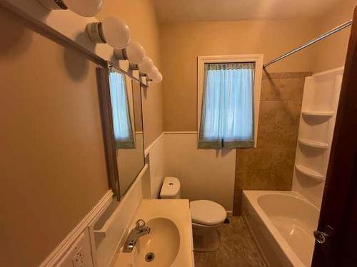 207 3Rd Street, Cardston, AB - Indoor Photo Showing Bathroom