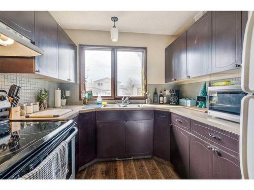 4633 51 Avenue, Taber, AB - Indoor Photo Showing Kitchen With Double Sink