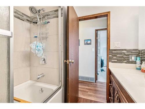 4633 51 Avenue, Taber, AB - Indoor Photo Showing Bathroom