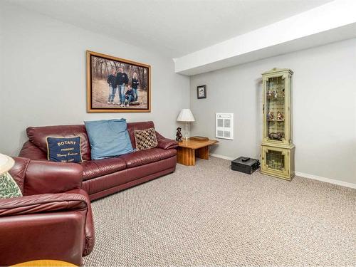 3 Fairmont Gate South, Lethbridge, AB - Indoor Photo Showing Living Room