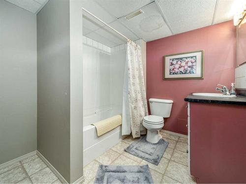 3 Fairmont Gate South, Lethbridge, AB - Indoor Photo Showing Bathroom