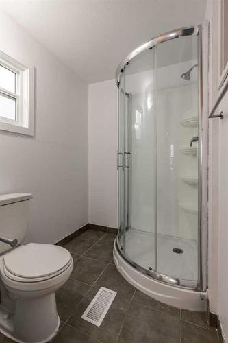 123 Dalhousie Court West, Lethbridge, AB - Indoor Photo Showing Bathroom