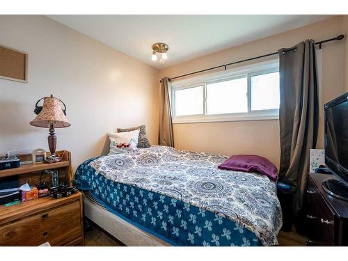 739 23 Street North, Lethbridge, AB - Indoor Photo Showing Bedroom