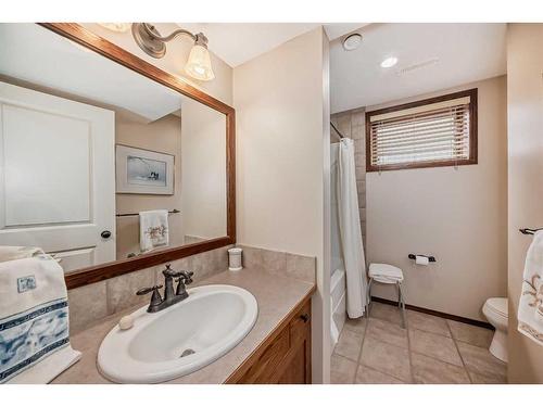 2811 35 Avenue South, Lethbridge, AB - Indoor Photo Showing Bathroom