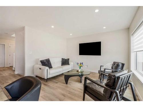 150 Prairie Gold St, Taber, AB - Indoor Photo Showing Living Room