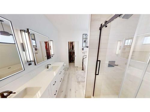 118 Goldenrod Road West, Lethbridge, AB - Indoor Photo Showing Bathroom