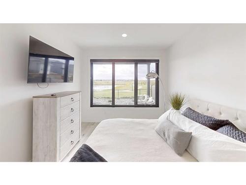 118 Goldenrod Road West, Lethbridge, AB - Indoor Photo Showing Bedroom