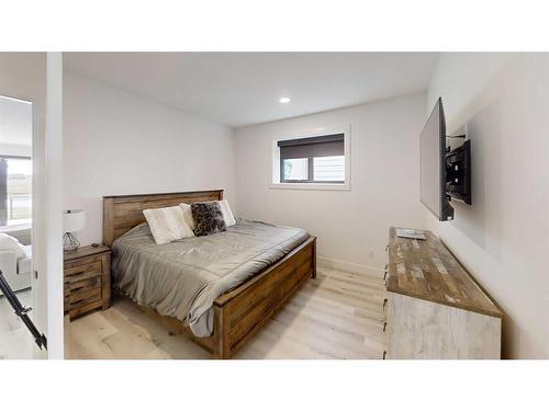118 Goldenrod Road West, Lethbridge, AB - Indoor Photo Showing Bedroom