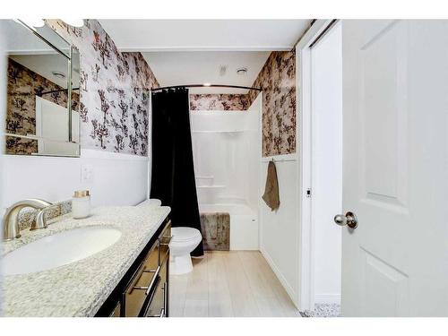 1026 Livingston Way, Pincher Creek, AB - Indoor Photo Showing Bathroom