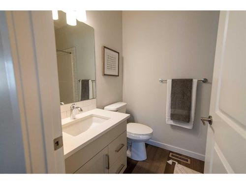 103-1940 Parkside Way, Coaldale, AB - Indoor Photo Showing Bathroom