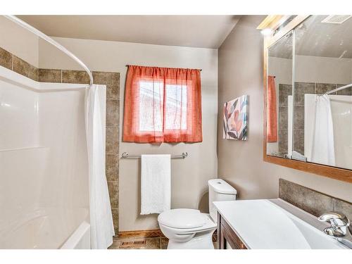 2413 18Th Street North, Lethbridge, AB - Indoor Photo Showing Bathroom