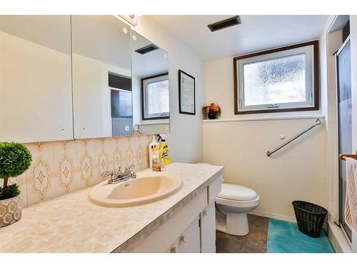 4013 22 Avenue South, Lethbridge, AB - Indoor Photo Showing Bathroom