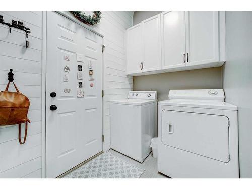 18 Sarcee Place West, Lethbridge, AB - Indoor Photo Showing Laundry Room