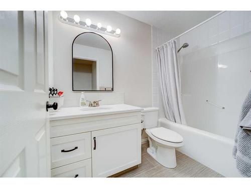 18 Sarcee Place West, Lethbridge, AB - Indoor Photo Showing Bathroom
