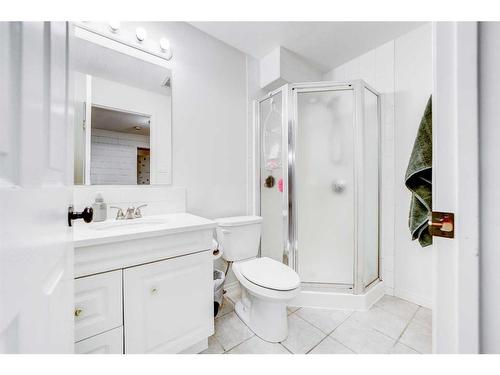 18 Sarcee Place West, Lethbridge, AB - Indoor Photo Showing Bathroom