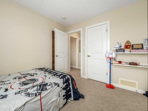 619 Mount Sundance Bay West, Lethbridge, AB - Indoor Photo Showing Bedroom