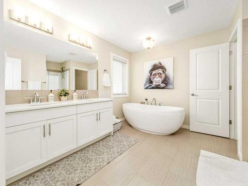 619 Mount Sundance Bay West, Lethbridge, AB - Indoor Photo Showing Bathroom