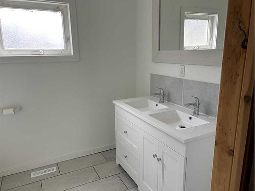 13021 21 Avenue, Blairmore, AB - Indoor Photo Showing Bathroom