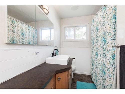 1030 8 Street South, Lethbridge, AB - Indoor Photo Showing Bathroom