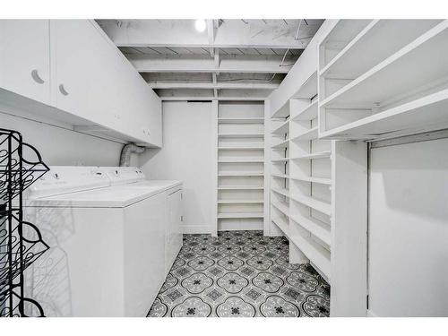 216 Corvette Crescent South, Lethbridge, AB - Indoor Photo Showing Laundry Room
