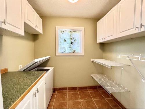 916 Mayor Magrath Drive South, Lethbridge, AB - Indoor Photo Showing Laundry Room