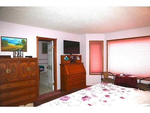 3021 214 Street, Bellevue, AB - Indoor Photo Showing Bedroom