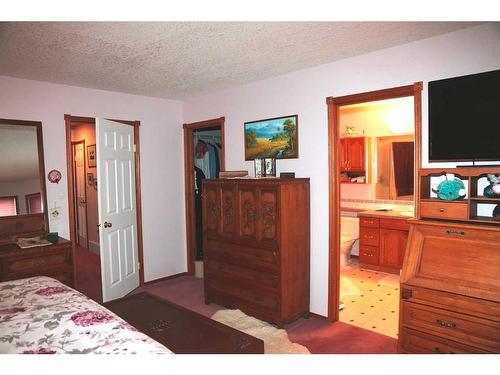 3021 214 Street, Bellevue, AB - Indoor Photo Showing Bedroom