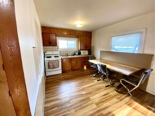 427 26 Street, Fort Macleod, AB - Indoor Photo Showing Kitchen