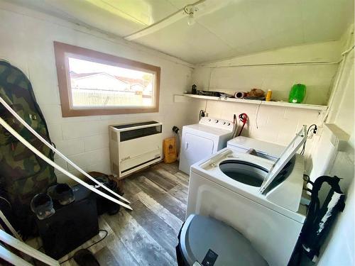 427 26 Street, Fort Macleod, AB - Indoor Photo Showing Laundry Room
